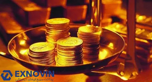 سکه های طلایی روی کفه ترازو