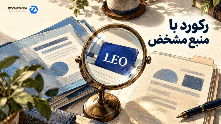 عدسی رومیزی روی کارت LEO میان دو پوشه آبی و کرم با طرح های تزئینی داده